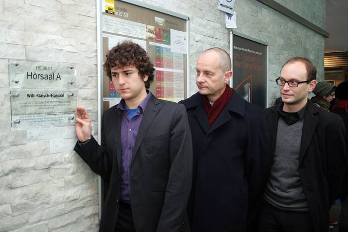 ÖH-Vorsitzender Cengiz Kulac, LAbg. Werner Murgg und Historiker Hanno Wisiak bei der Enthüllung der Gedenktafel für Willi Gaisch