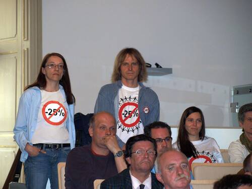 Im Auditorium: VertreterInnen der Plattform 25, die seit Wochen gegen das ungerechte Landesbudget kämpft. Bei der Rede der Opposition wieder demonstrativ leere Bänke bei der ÖVP.