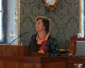 Claudia_redet.jpg