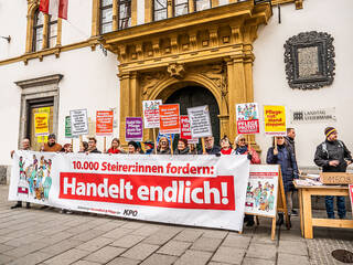 20221115_KPÖ-Pflegepetition-Übergabe-9.jpg