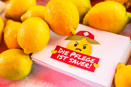 20260519_Die Pflege ist sauer Aktion Herrengasse Graz (15).jpg