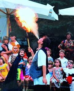 Claudl-spuckt-Feuer_web.jpg