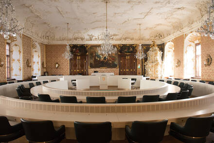 Landtag-Steiermark-Sitzungssaal---Olaf-Kosinsky,-CC-BY-SA-3.0-DE-httpscreativecommons.orglicensesby-sa3.0dedeed.en,-via-Wikimedia-Commons.jpg