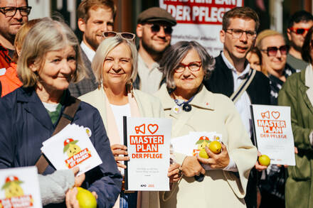 20260519_Die Pflege ist sauer Aktion Herrengasse Graz (7).jpg