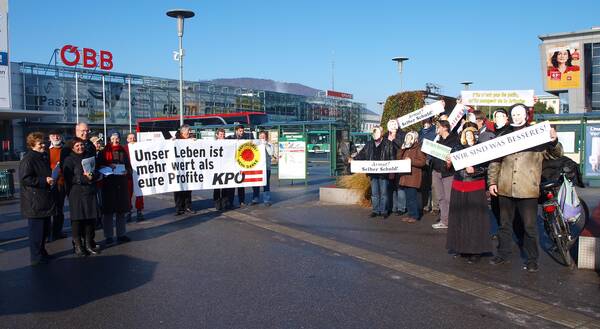 Die KPÖ trifft am Bahnhof auf eine Gruppe von MillionärInnen...