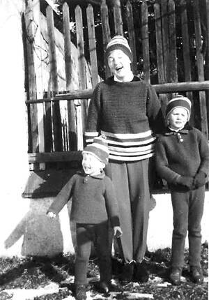 herta-mit-kindern_grau.jpg
