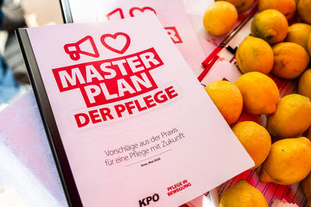 20260519_Die Pflege ist sauer Aktion Herrengasse Graz (16).jpg