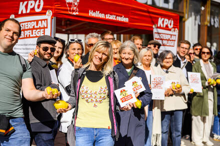 20260519_Die Pflege ist sauer Aktion Herrengasse Graz (3).jpg