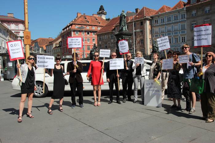 Schnell ein Fototermin, um den Standpunkt deutlich zu machen: "Geht's der Wirtschaft gut, geht's UNS gut"