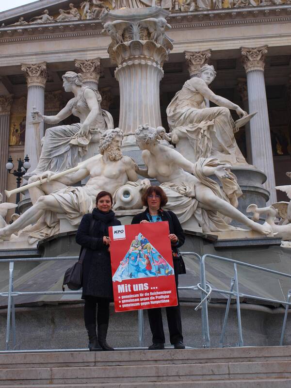 LAbg. Claudia Klimt-Weithaler und LAbg. Renate Pacher mit dem Plakat von Josef Schützenhöfer.