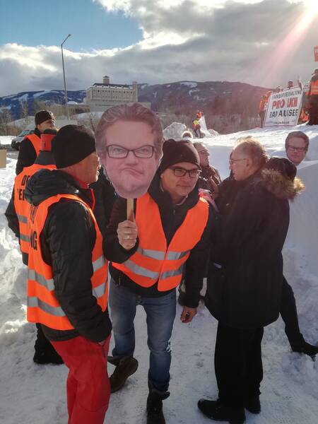 Bügermeister von Rottenmann zeigt LR Drexler, was er von ihm hält...